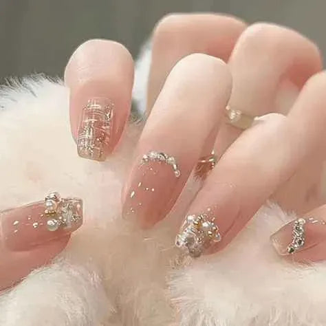 24-Piece Crystal Pearl Fake Nails – Stylish & Wearable